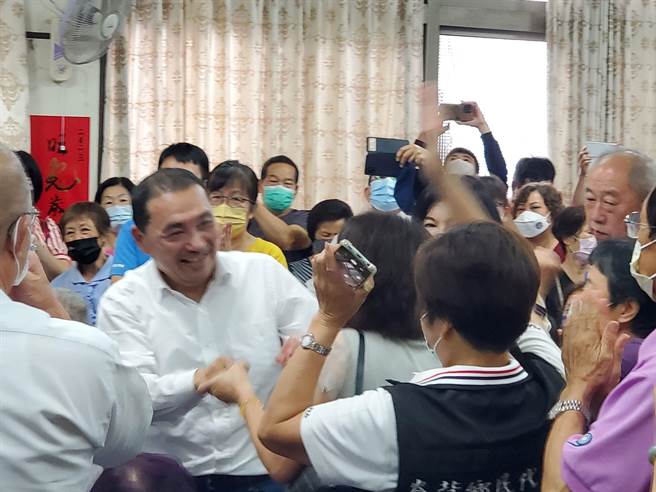 国民党提名总统参选人侯友宜今天（11日）到云林县进行请益之旅，在县党部受到婆婆妈妈们欢迎。（周丽兰摄）