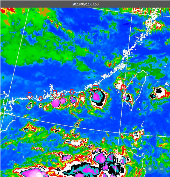 箭頭處指的成串對流胞，正往台灣前進。(翻攝自鄭明典臉書/圖擷自氣象局)