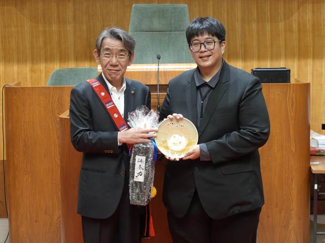 花莲市长魏嘉彦（右）9日率公所行政团队拜会日本北海道钏路市役所，赠送伴手礼给钏路市长虾名大也（左）。（花莲市公所提供／罗亦晽花莲传真）