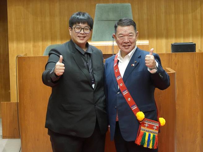 花莲市长魏嘉彦（左）9日率公所行政团队拜会日本北海道钏路市役所，钏路市议会议长畑中优周（右）允诺会尽力争取两地包机直飞，盼在年底促成，拉近城市距离。（花莲市公所提供／罗亦晽花莲传真）