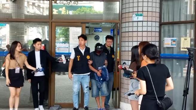 年约50岁周男涉嫌枪杀北投一处咸粥店老板娘。（翻摄画面）
