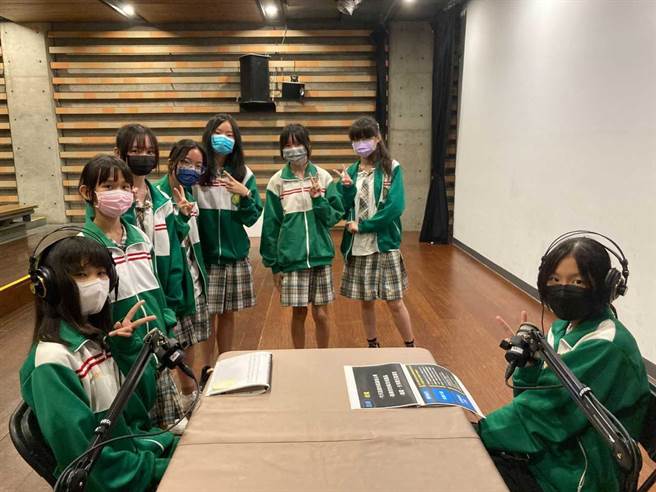 新北市教育局和文化局跨局處合作，結合民間場所、鶯歌陶瓷博物館、朱銘美術館資源，安排200位國中生錄製Podcast節目、體驗藝術創作，學習主持、行銷和藝術，走出校園，試探興趣。（教育局提供）