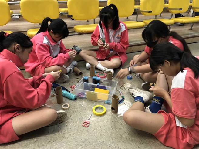 新北市教育局和文化局跨局處合作，結合民間場所、鶯歌陶瓷博物館、朱銘美術館資源，安排200位國中生錄製Podcast節目、體驗藝術創作，學習主持、行銷和藝術，走出校園，試探興趣。（教育局提供）