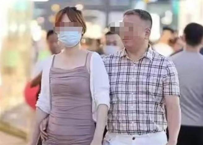 网传大陆中铁三局董事长郝刚搂着女子逛成都太古里被街拍，该公司发布声明辟谣。（翻摄自香港东网）