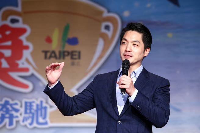 台北市長蔣萬安11日出席111學年度畢業生市長獎頒獎典禮，並逐一頒獎給獲得市長獎的學生，致詞時自曝自己沒拿過市長獎，但現在可以頒發市長獎，比自己領到更有意義。（鄧博仁攝）