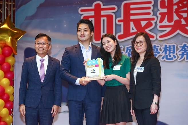 台北市長蔣萬安（左2）11日出席111學年度畢業生市長獎頒獎典禮，並逐一頒獎給獲得市長獎的學生。（鄧博仁攝）