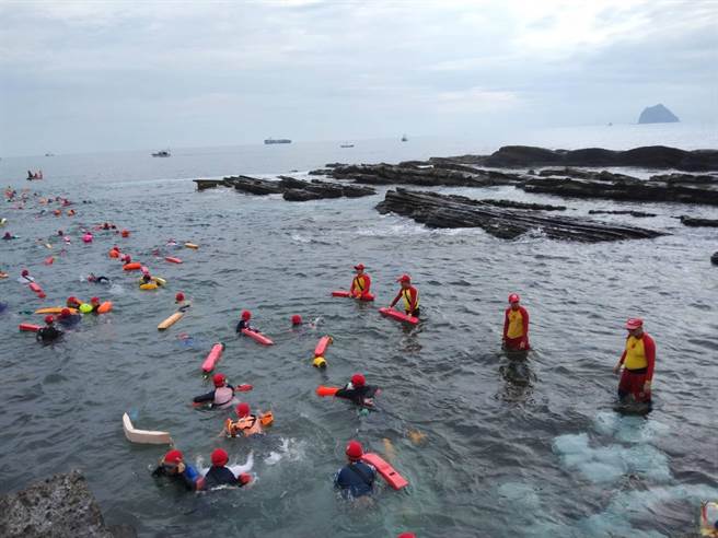 基隆市政府11日上午举办外木山海上长泳活动，吸引近2千名民眾参与，基隆市长谢国梁表示，希望透过这些活动，带来更多人潮及增进在地消费。（张志康摄）