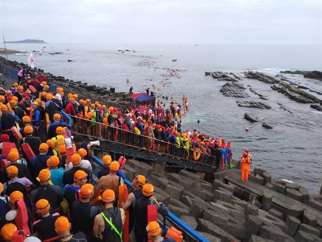 基隆市政府11日上午举办外木山海上长泳活动，吸引近2千名民眾参与，基隆市长谢国梁表示，希望透过这些活动，带来更多人潮及增进在地消费。（张志康摄）