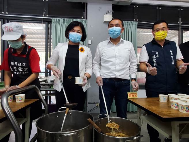 侯友宜與張麗善在斗六市一處長青食堂為社區志工們打肉羹及綠豆湯。（周麗蘭攝）