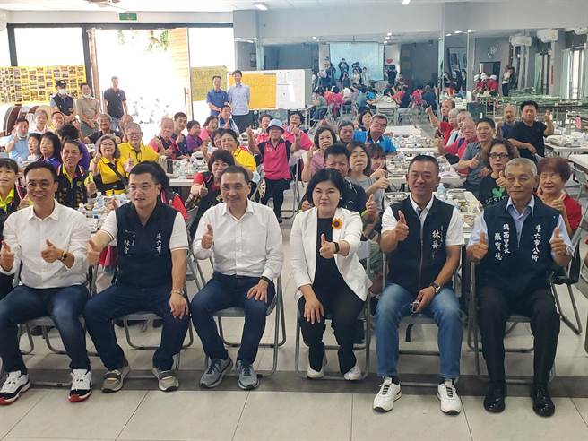 侯友宜與社區志工們合影。（周麗蘭攝）