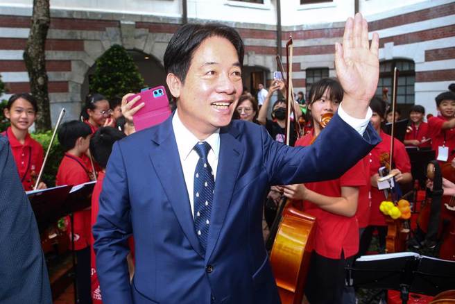 副总统赖清德（中）11日出席「大手牵小手 益童GIVE ME FIVE 联欢童乐会」，并逐一逛每个摊位。媒体趁活动空檔询问赖清德，「关于新北市爆发幼童遭喂药案，新北市长、国民党总统参选人侯友宜今日称赖清德搞不清楚状况，还要赖清德『交代』检方厘清药物来源，赖清德皆微笑未回应。（邓博仁摄）