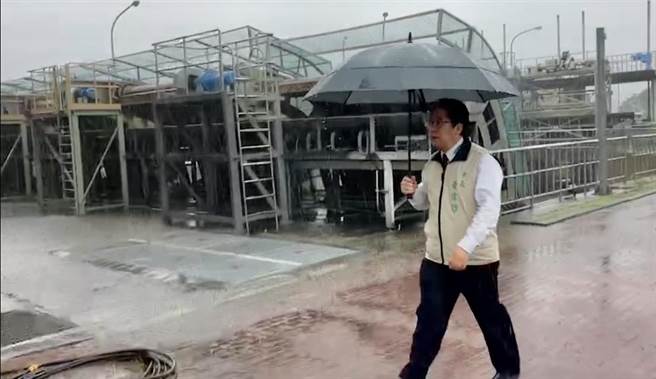台南上午突降大雨，市长黄伟哲突袭视察喜树抽水站。（台南市政府提供／曹婷婷台南传真）