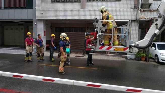台南市消防人員出動雲梯車搶救因洗水塔疑觸電的老翁，惟老翁經送醫搶救，仍宣告不治。(民眾提供／曹婷婷台南傳真)