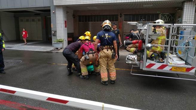 台南市消防人員出動雲梯車搶救因洗水塔疑觸電的老翁，惟老翁經送醫搶救不治。(民眾提供／曹婷婷台南傳真)