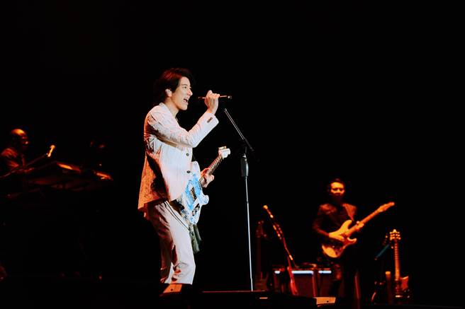 王力宏昨晚以一身白马王子造型登场，在泰国演唱会上大展唱功。（宽鱼国际提供）