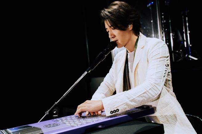 王力宏以乐器「哈琶吉」自弹自唱新歌〈ONE一个〉，深情与用心感动全场歌迷。（宽鱼国际提供）