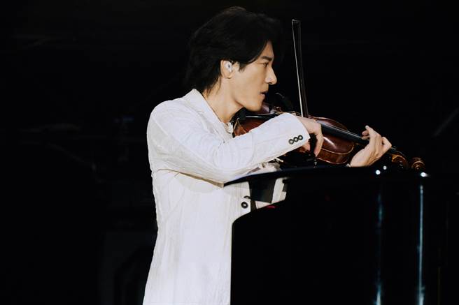 王力宏在泰国演唱会上弹奏小提琴，展现多样才华。（宽鱼国际提供）