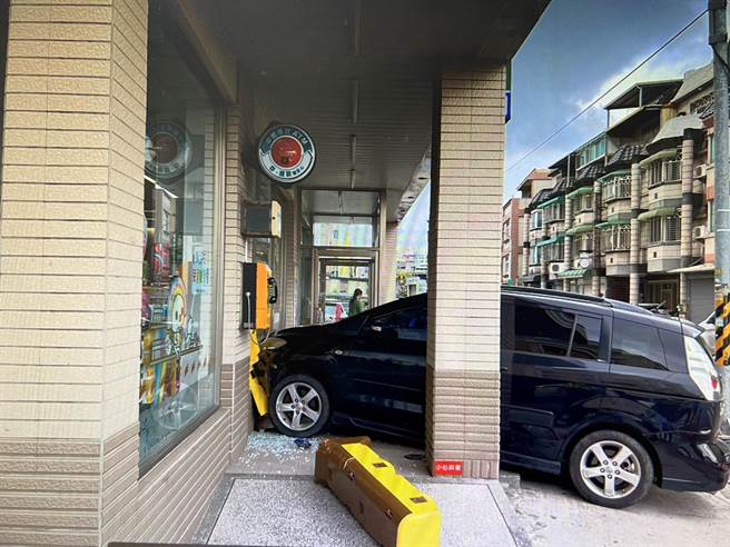 徐男暴衝撞进超商。（民眾提供／李京升苗栗传真）