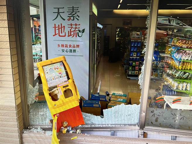 超商玻璃窗破裂。（民眾提供／李京升苗栗传真）