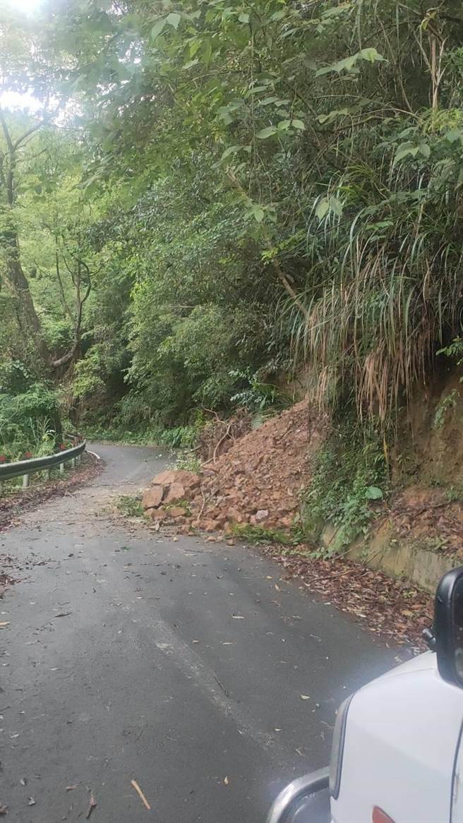 尖石鄉石磊道路7.6K、9.6K分別有土石滑落。（曾國大提供／邱立雅竹縣傳真）