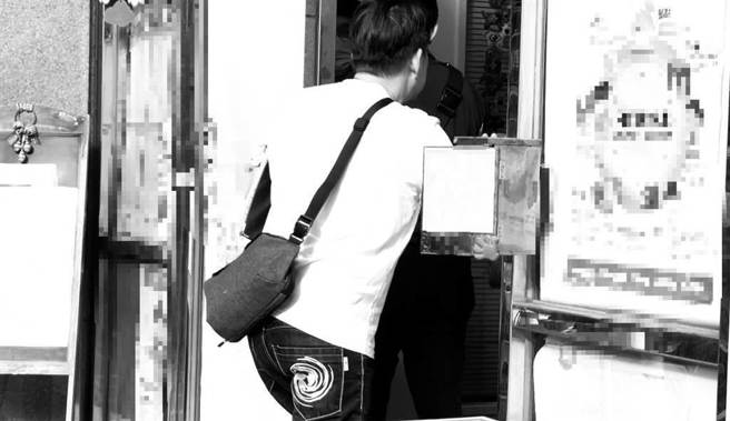 新北幼儿园爆发疑似喂毒案，警方重回现场进行搜索。（吕健豪摄）