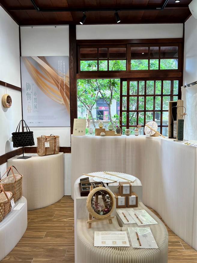 新竹市市定古蹟「新竹州警务部部长官舍」《本质展－饰物．春》、「下竹町」歷史建筑南大路警察宿舍《竹。日常》，竹艺双展即日起开展。（新竹市政府提供／陈育贤新竹传真）