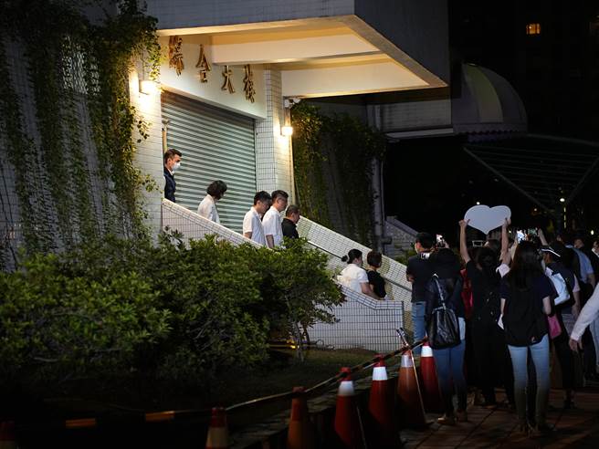 新北市板橋區私幼餵藥案全國關注，新北市府9日在板橋莒光國小舉辦說明會，據悉會上家長主要聚焦在案件資訊不透明、後續安置混亂、無溝通管道以及孩子檢體問題等，侯友宜除了多次表達歉意外，也指示社會局、教育局需全員動起來。（黃敬文攝）