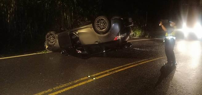 自小客車在北宜路轉彎處翻覆。（警方提供）