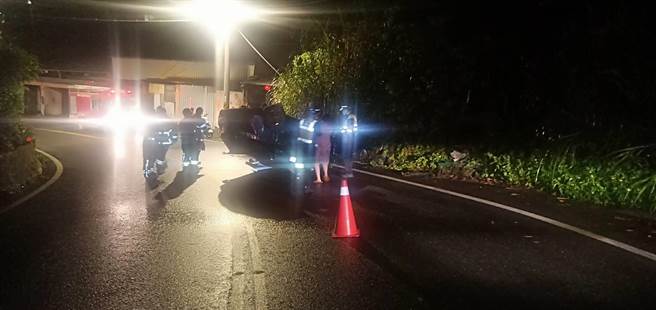 自小客車在北宜路轉彎處翻覆。（警方提供）