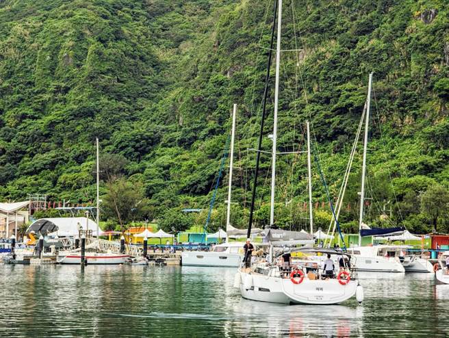 台琉杯国际帆船锦标赛11日上午开幕，选手一早就整装待发。（张志康摄）