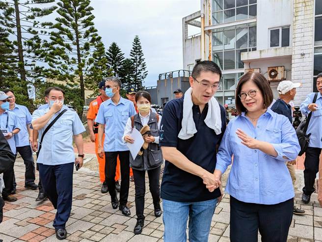 台琉杯国际帆船锦标赛11日上午开幕，海委会主委管碧玲（前右1）及基隆市长谢国梁（前右2）共同出席。（张志康摄）