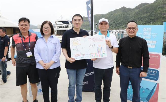 悠游卡公司董事长林志盈（右2）提供限量500张潮境海湾节卡面的悠游卡，让参加基隆市潮境海湾节的民眾选购，并提供山海市集悠游付回馈。（基隆市政府提供／张志康基隆传真）