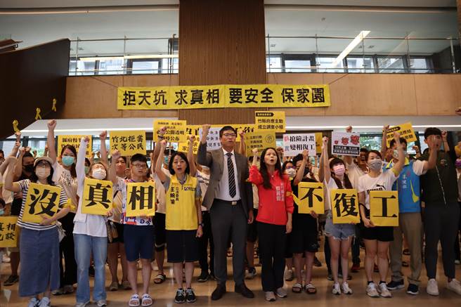 竹北丰采520建案附近道路日前坍塌，邻近5个社区住户11日串联举牌抗议，向县府提出多项诉求。（邱立雅摄）