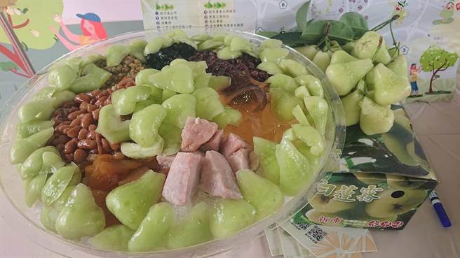 当地将白莲雾果肉加入古早味剉冰内，当作新吃法。（程炳璋摄）