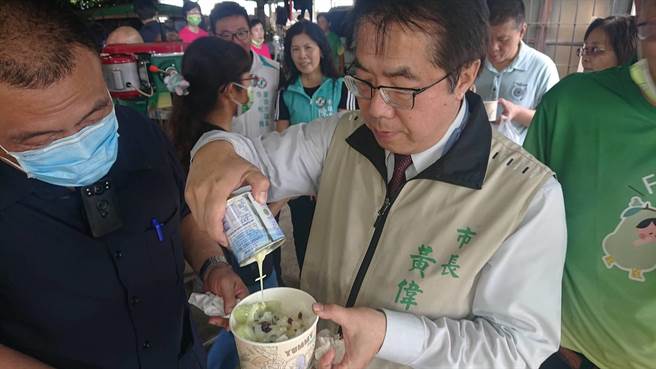 台南市长黄伟哲将白莲雾果肉加炼乳作成剉冰，体验当地的新吃法。（程炳璋摄）