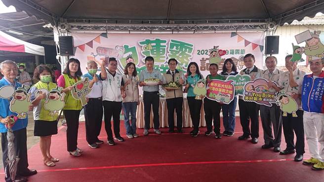 新市区白莲雾节，台南市长黄伟哲（左8）带着民代与局处幕僚一起推广新市区白莲雾。（程炳璋摄）