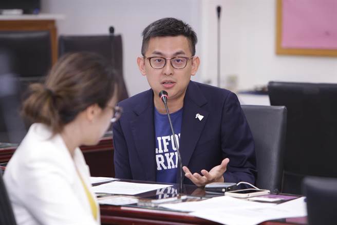 國民黨提名總統參選人侯友宜今反批副總統賴清德「交代你們的司法機關勿枉勿縱， 把真相弄清楚」，對此，新北市議員卓冠廷表示，他感到訝異，幼兒、家長、園方教師等用藥紀錄是新北衛生局就可以調查的，推給檢調真的是非常不負責！（卓冠廷提供）