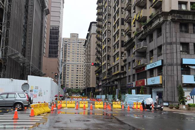 竹北市丰采520建案附近道路坍塌酿天坑案件，邻近5个社区居民11日聚集抗议提出多项诉求。（邱立雅摄）