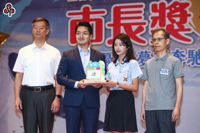 台北市長蔣萬安（左2）今出席111學年度畢業生市長獎頒獎典禮，並逐一頒獎給獲得市長獎的學生。（鄧博仁攝）