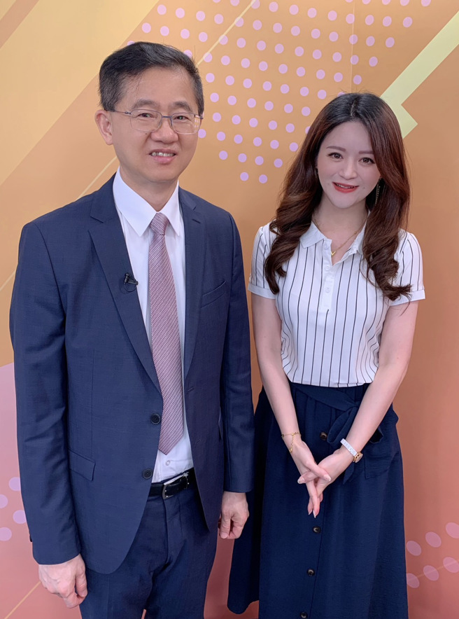 台湾运彩总经理林博泰（左）上时来运转节目，与主持人尉迟佩玉谈运彩眉角。（林胜发摄）