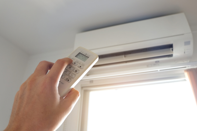 台电分享只要将冷气出风口朝上吹，让冷空气下沉时散布得更均匀，室内就能更快降温又省电。(示意图，达志提供)
