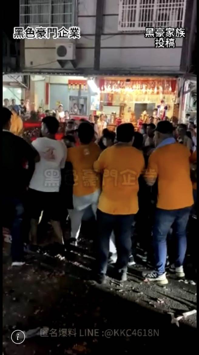 屏東長治鄉某宮廟10日晚間舉行遶境，不料許姓乩童與身旁21歲曾姓男子爆發口角衝突，還進而引爆雙方人馬互毆。（翻攝畫面／謝佳潾屏東傳真）