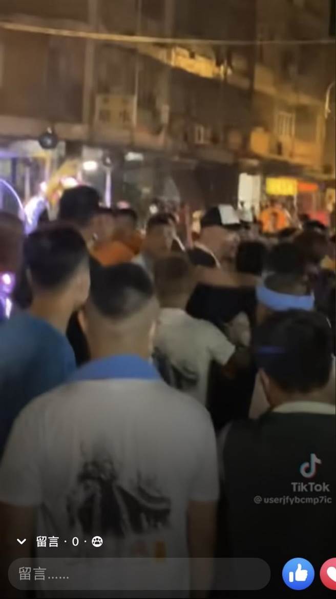 屏東長治鄉某宮廟10日晚間舉行遶境，不料許姓乩童與身旁21歲曾姓男子爆發口角衝突，還進而引爆雙方人馬互毆。（翻攝畫面／謝佳潾屏東傳真）