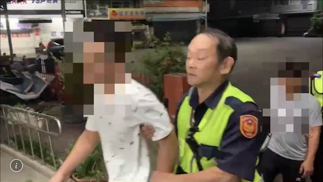 屏東長治鄉某宮廟10日晚間舉行遶境，不料許姓乩童與身旁21歲曾姓男子爆發口角衝突，還進而引爆雙方人馬互毆。（翻攝畫面／謝佳潾屏東傳真）