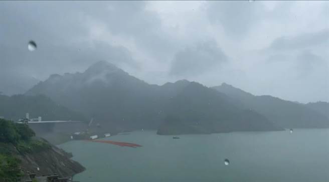 曾文水庫集水區11日降雨，水庫蓄水率雖回升但仍低迷。（南水局提供／程炳璋台南傳真）