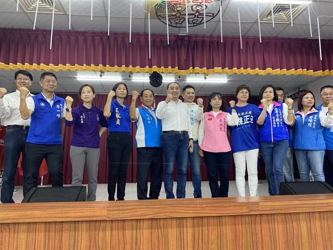 谢龙介（左一）回应侯友宜昨天说他是「没选上的」，强调要见缝插针大可不必。（曹婷婷摄）