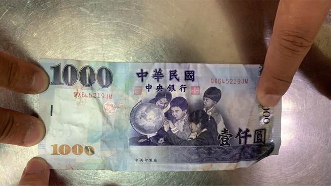 新竹县一名男子因连续遭窃，在警方建议下加装监视器，并用真钞包假钞作为掩饰。（警方提供／邱立雅竹县传真）