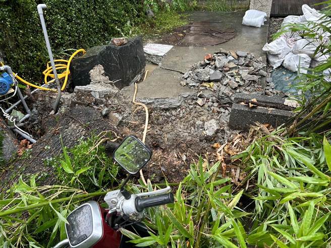 台中市11日下起大雨，北区梅亭街附近民宅种植的大树倒塌，压毁1部自小客车及1辆重机车。（民眾提供）