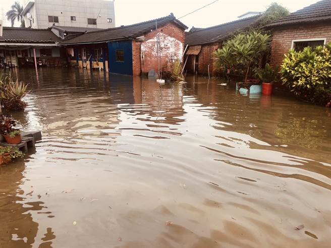 嘉義縣新港鄉北崙村中午傳多戶民宅淹水，最深水淹4、50公分。（嘉義縣議員林岱杰提供／呂妍庭嘉義傳真）