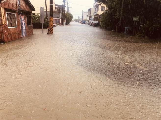 嘉義縣新港鄉北崙村中午傳多戶民宅淹水，最深水淹4、50公分。（嘉義縣議員林岱杰提供／呂妍庭嘉義傳真）
